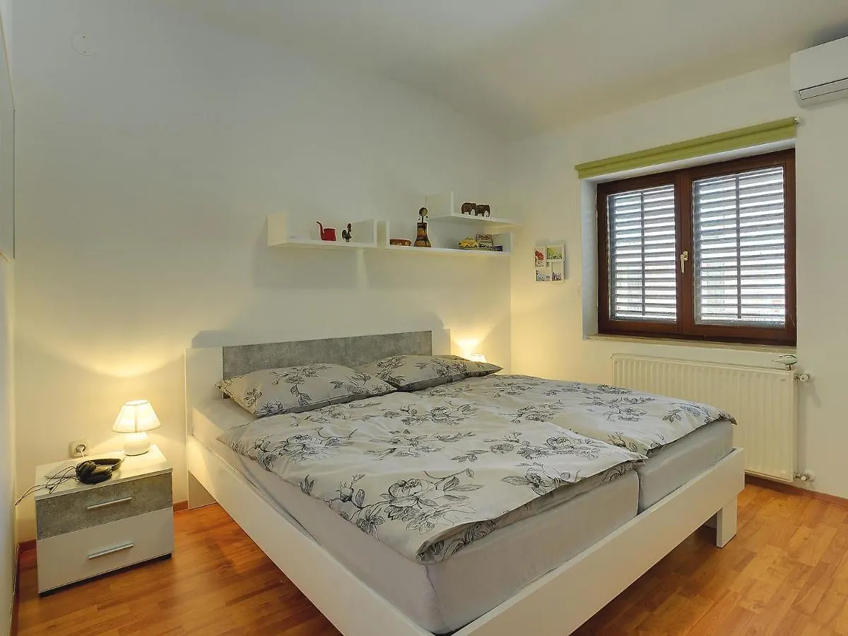 Picturesque Holiday Home In Banjole With Pool