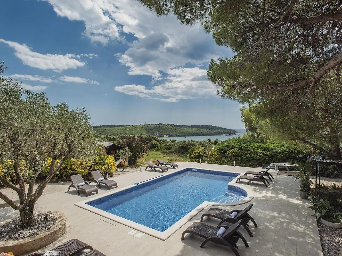 Picturesque Holiday Home In Banjole With Pool