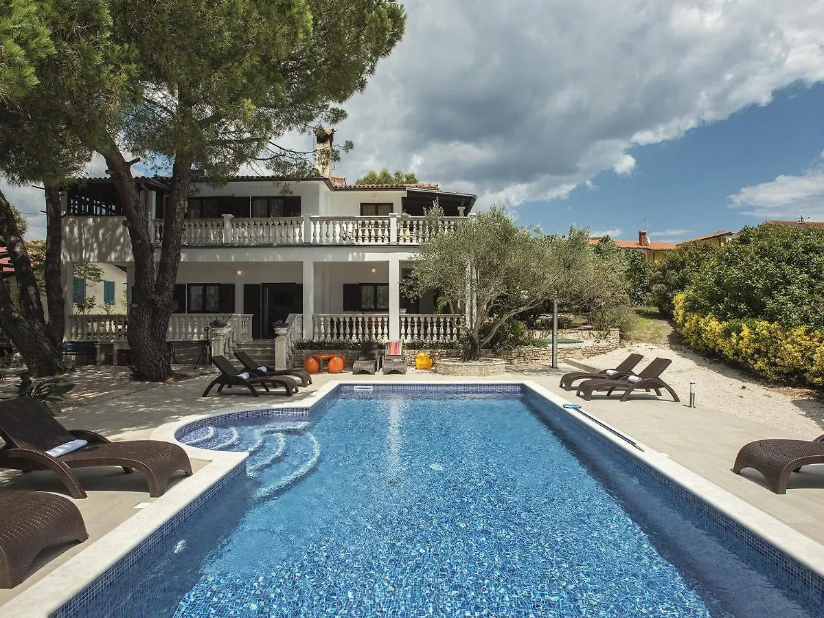 Picturesque Holiday Home In Banjole With Pool 0*,