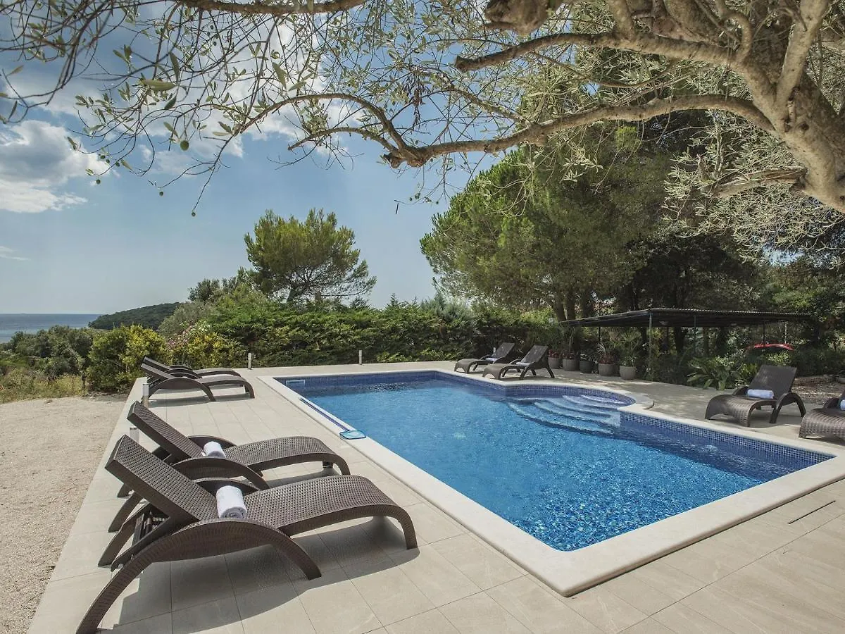 Picturesque Holiday Home In Banjole With Pool