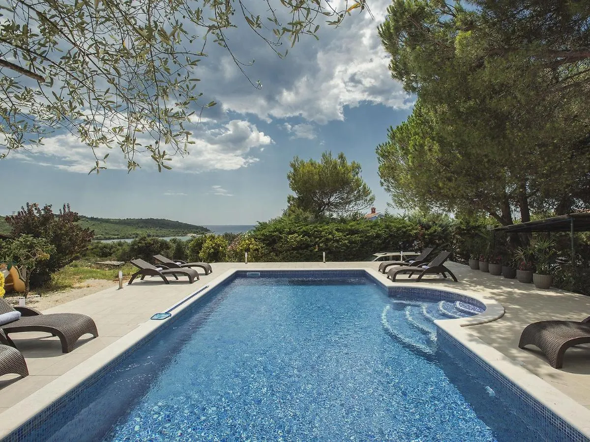Picturesque Holiday Home In Banjole With Pool