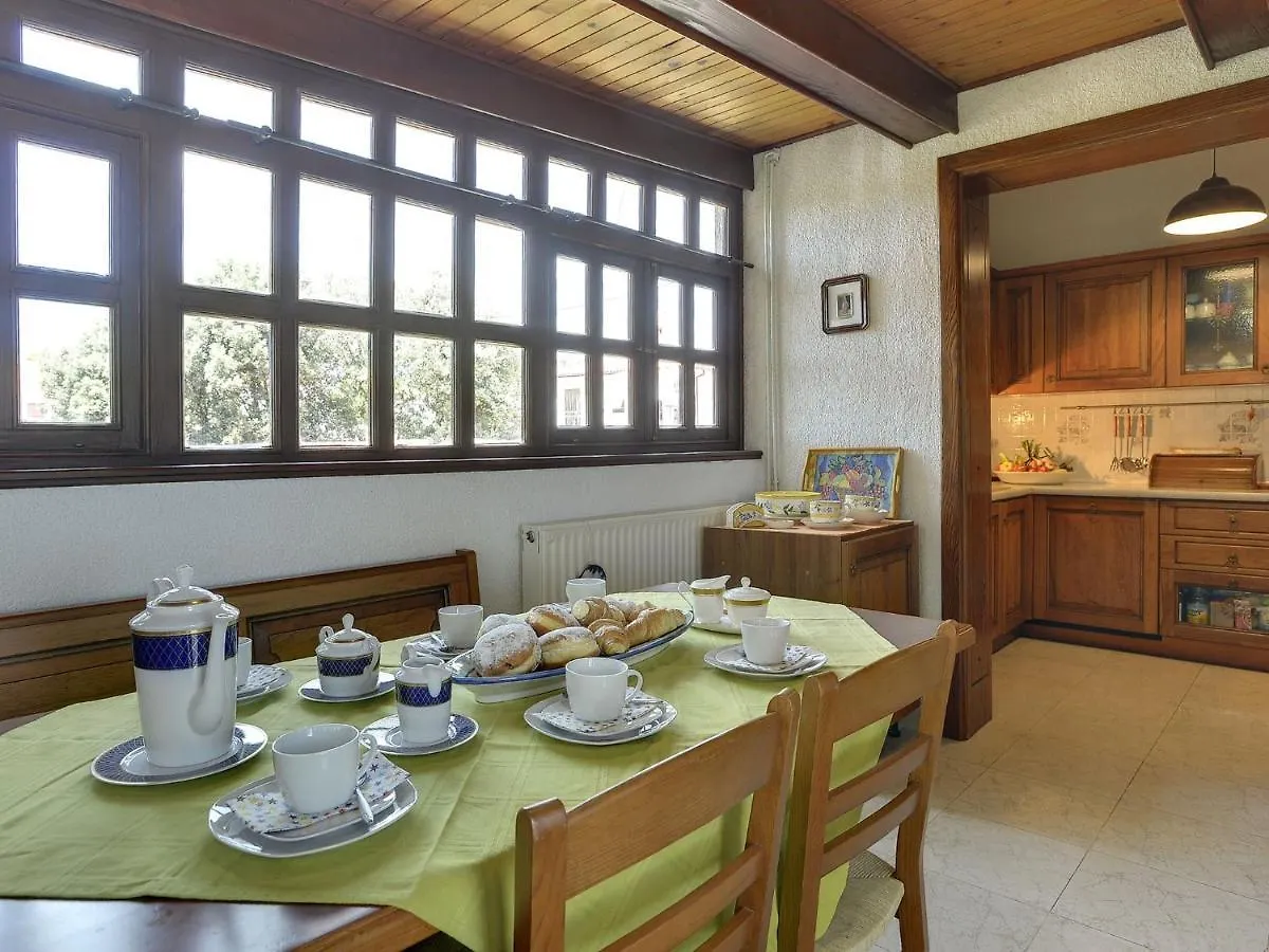 Picturesque Holiday Home In Banjole With Pool