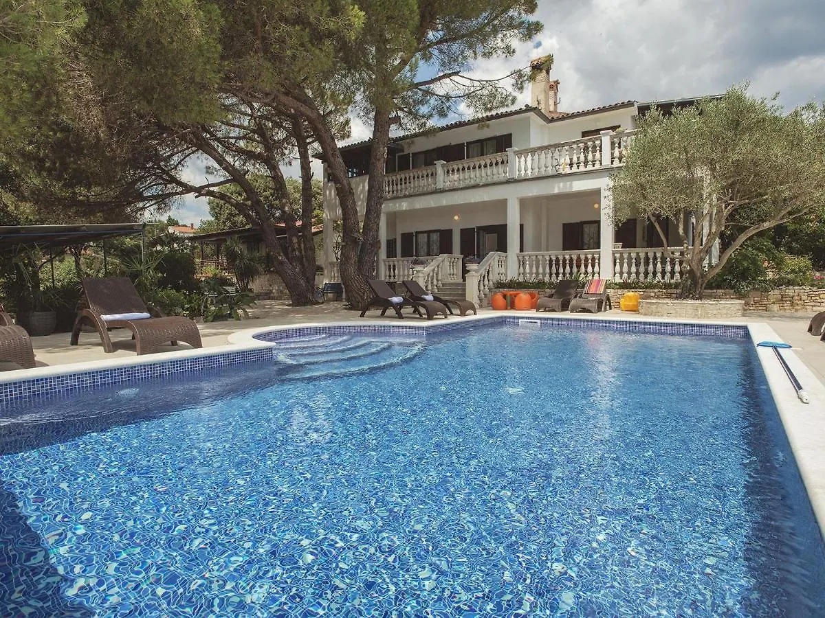 Picturesque Holiday Home In Banjole With Pool
