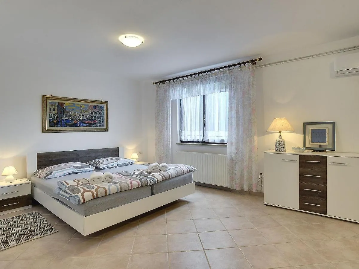 Picturesque Holiday Home In Banjole With Pool