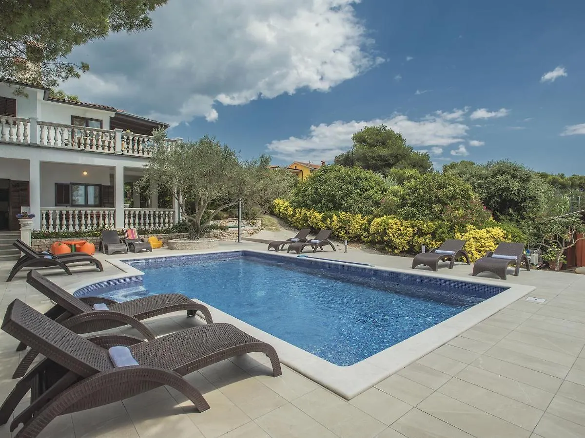 Picturesque Holiday Home In Banjole With Pool