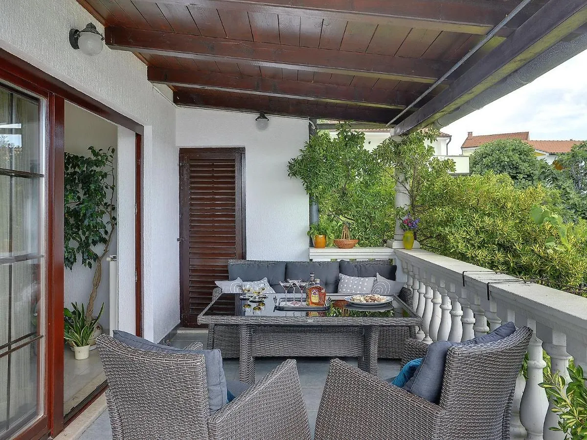 Picturesque Holiday Home In Banjole With Pool